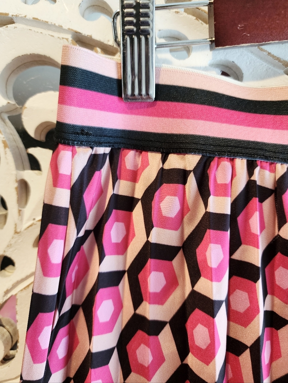 GALLERY GEOMETRIC DESIGN PLEATED MIDI SKIRT PINK WHITE SIZE SMALL IMPORTED BRAND - Picture 7 of 12